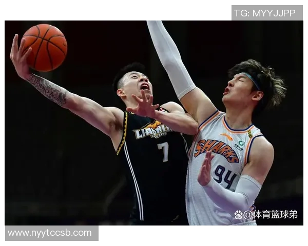 华夏队与松江队热身赛精彩对决展现球队新阵容与战术调整 华夏队与松江队热身赛精彩对决展现球队新阵容与战术调整